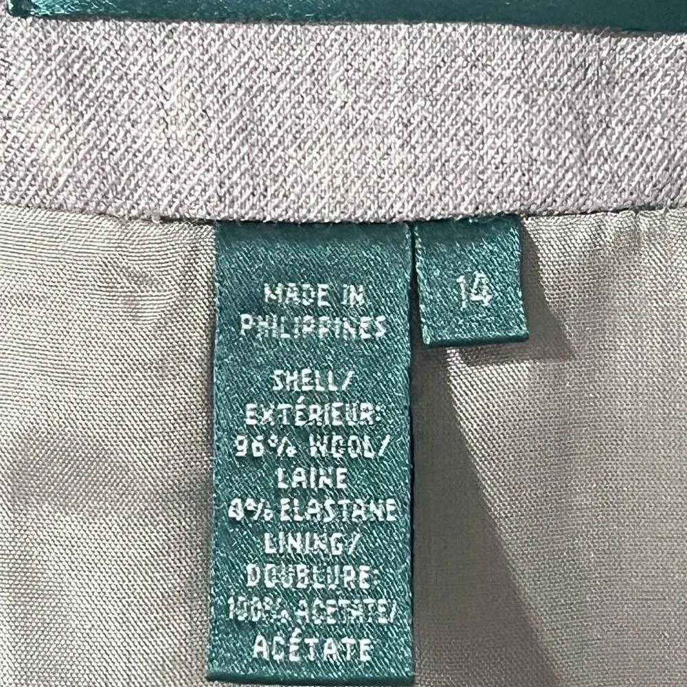 Lauren Ralph Lauren Classic Gray Suit with three  Buttons Closure.☑️